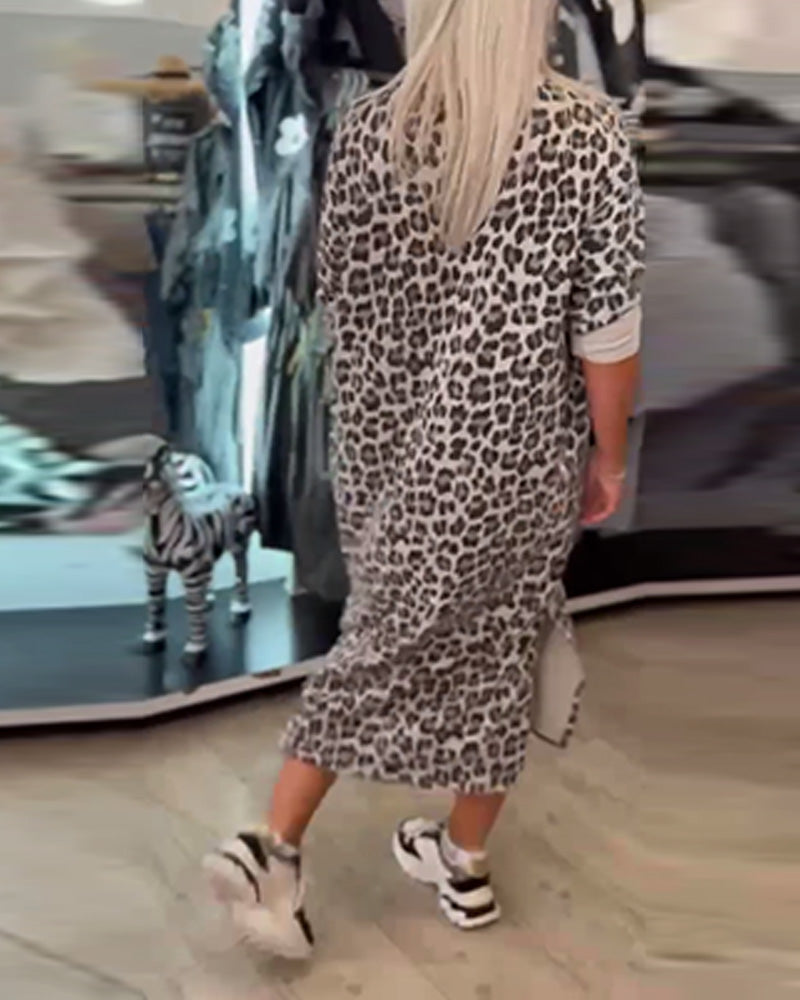 Valenzora | Leopardenkleid mit V-Ausschnitt in lockerer Passform