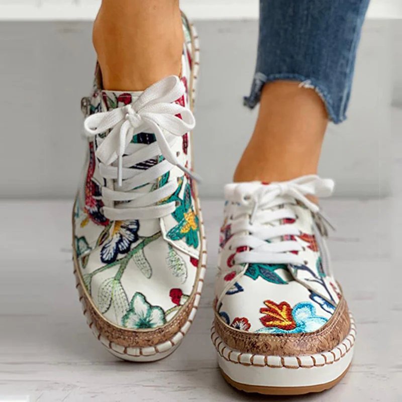 Geblümte Turnschuhe