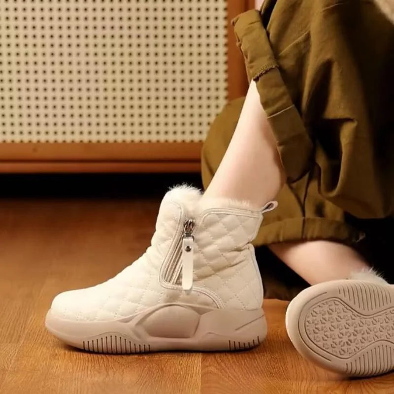 Kurze Stiefel mit seitlicher Kette