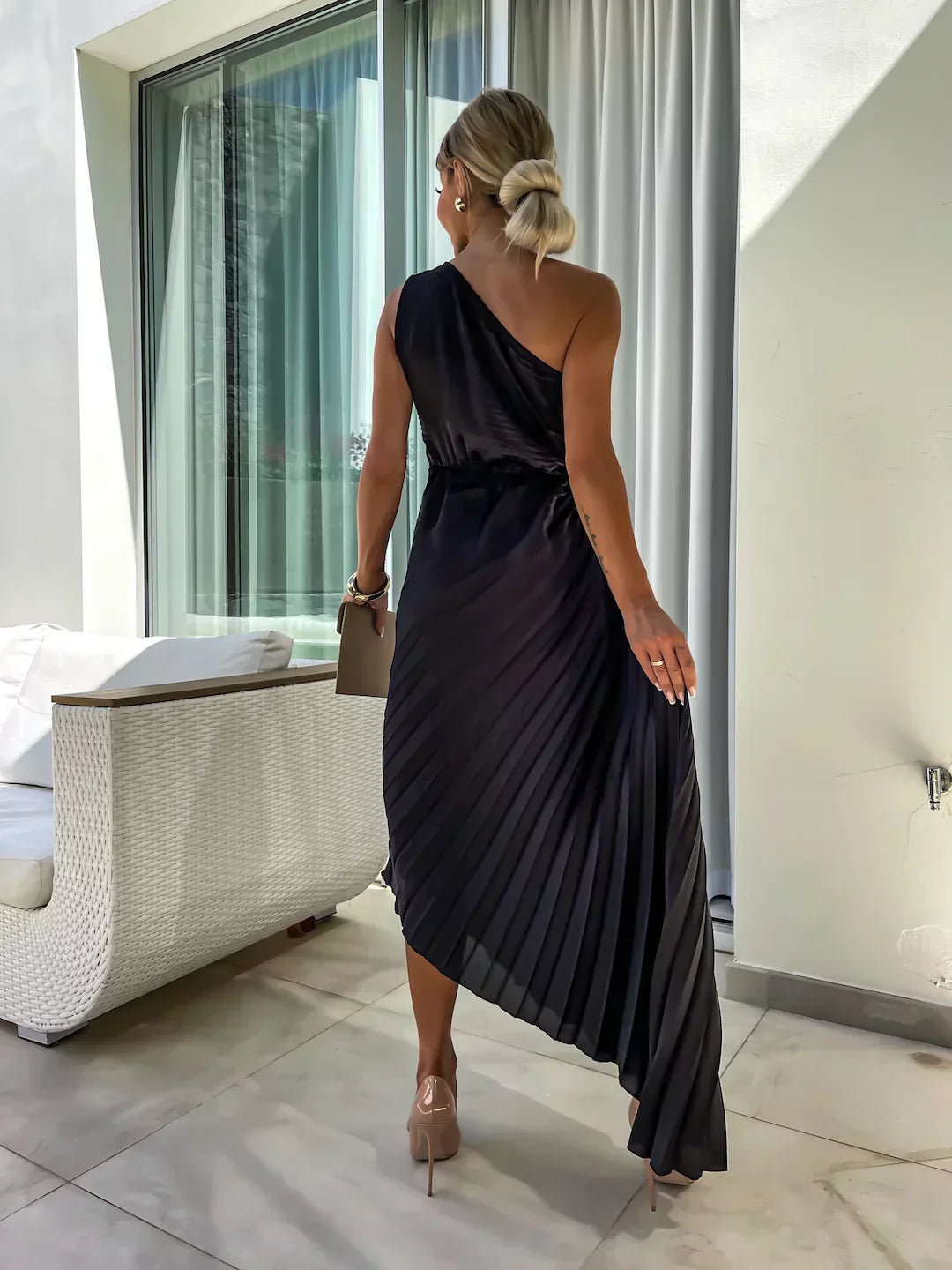 Valenzora | Ein-Schulter-Kleid mit Faltenrock, floraler Verzierung, Eleganz für den Abend