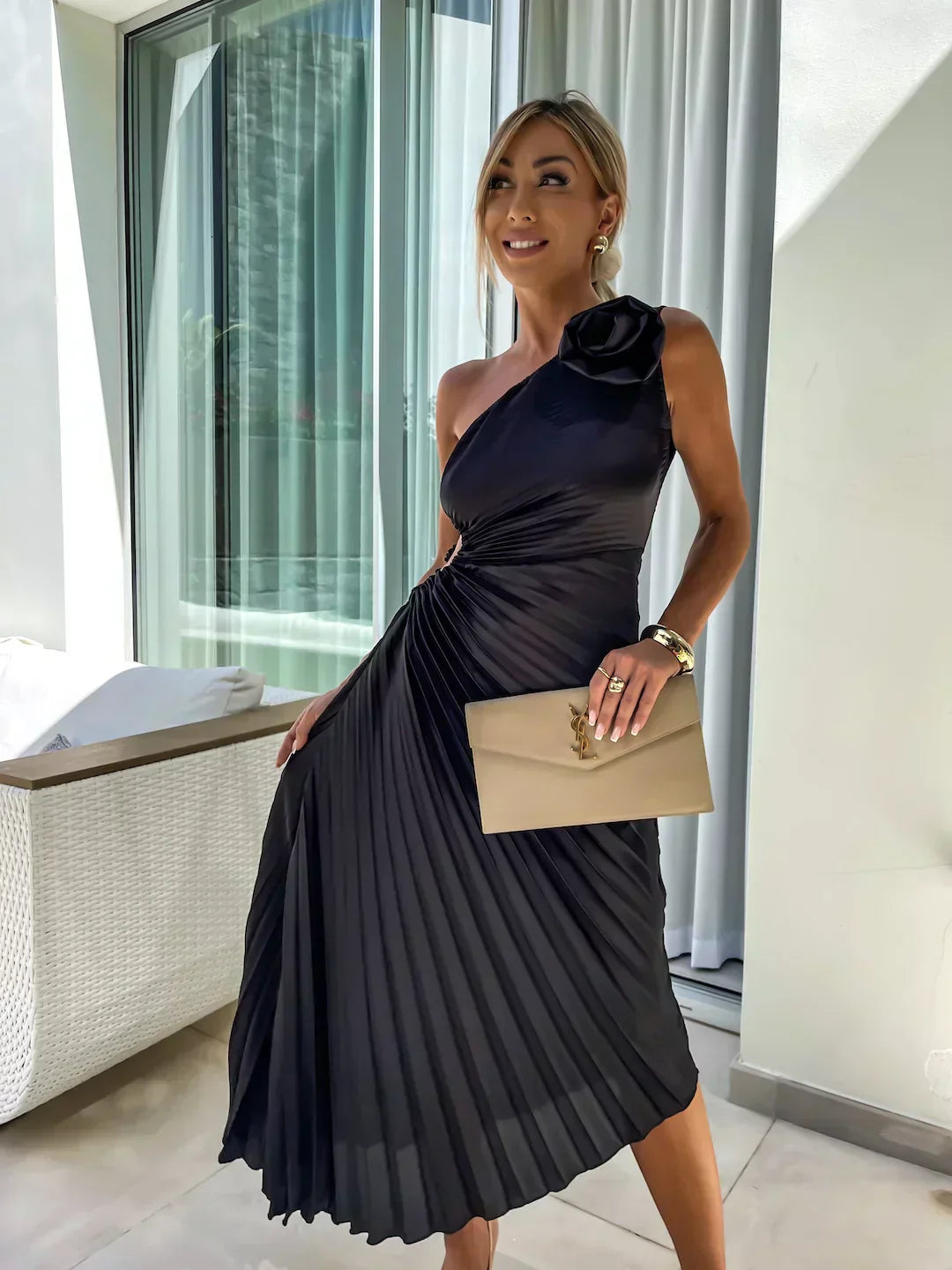 Valenzora | Ein-Schulter-Kleid mit Faltenrock, floraler Verzierung, Eleganz für den Abend