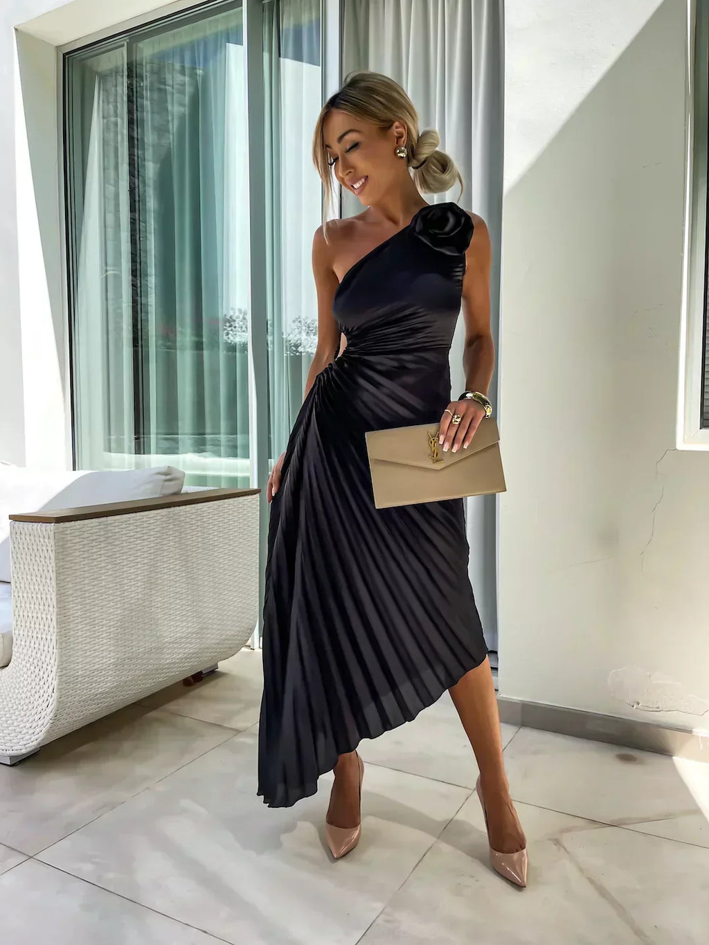 Valenzora | Ein-Schulter-Kleid mit Faltenrock, floraler Verzierung, Eleganz für den Abend