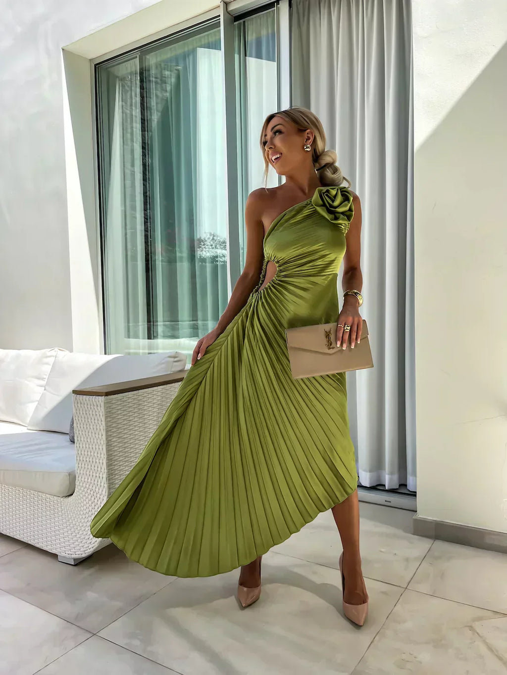 Valenzora | Ein-Schulter-Kleid mit Faltenrock, floraler Verzierung, Eleganz für den Abend