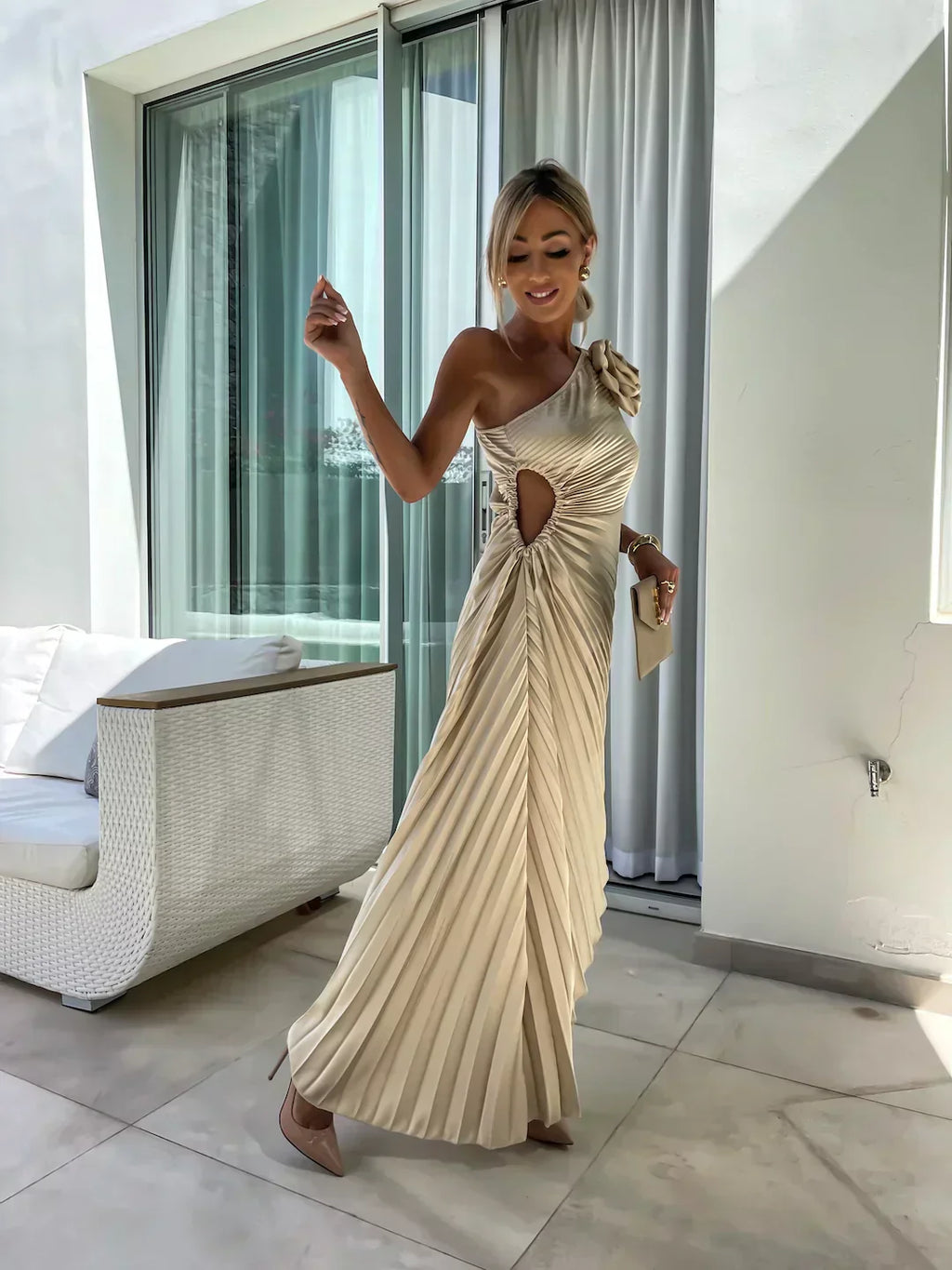 Valenzora | Ein-Schulter-Kleid mit Faltenrock, floraler Verzierung, Eleganz für den Abend