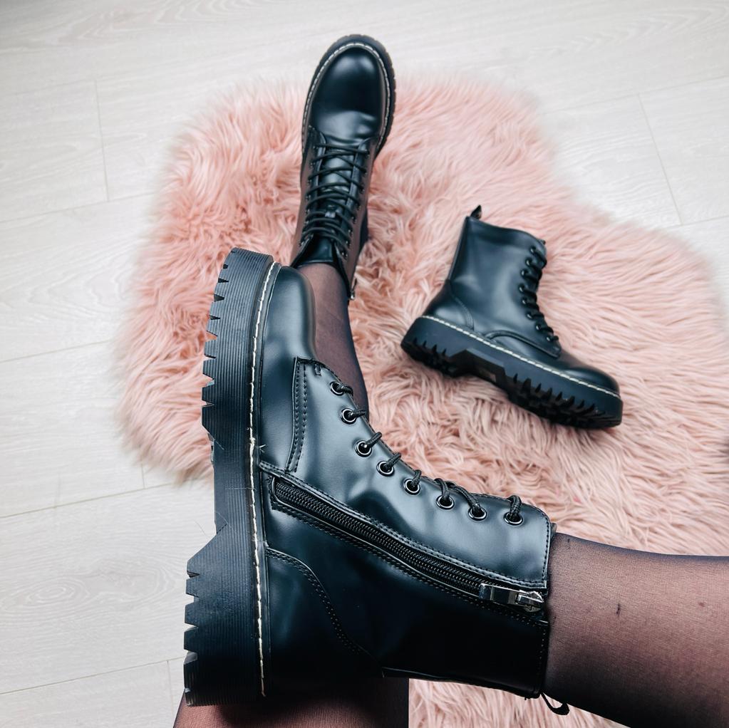 Valenzora | Glänzende schwarze Stiefel