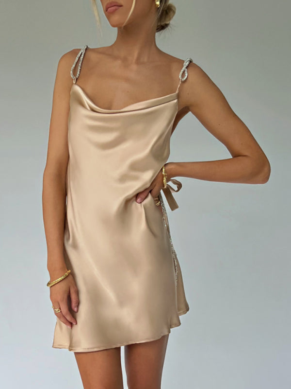 Valenzora | Elegantes Satin-Kleid mit Kettenriemen