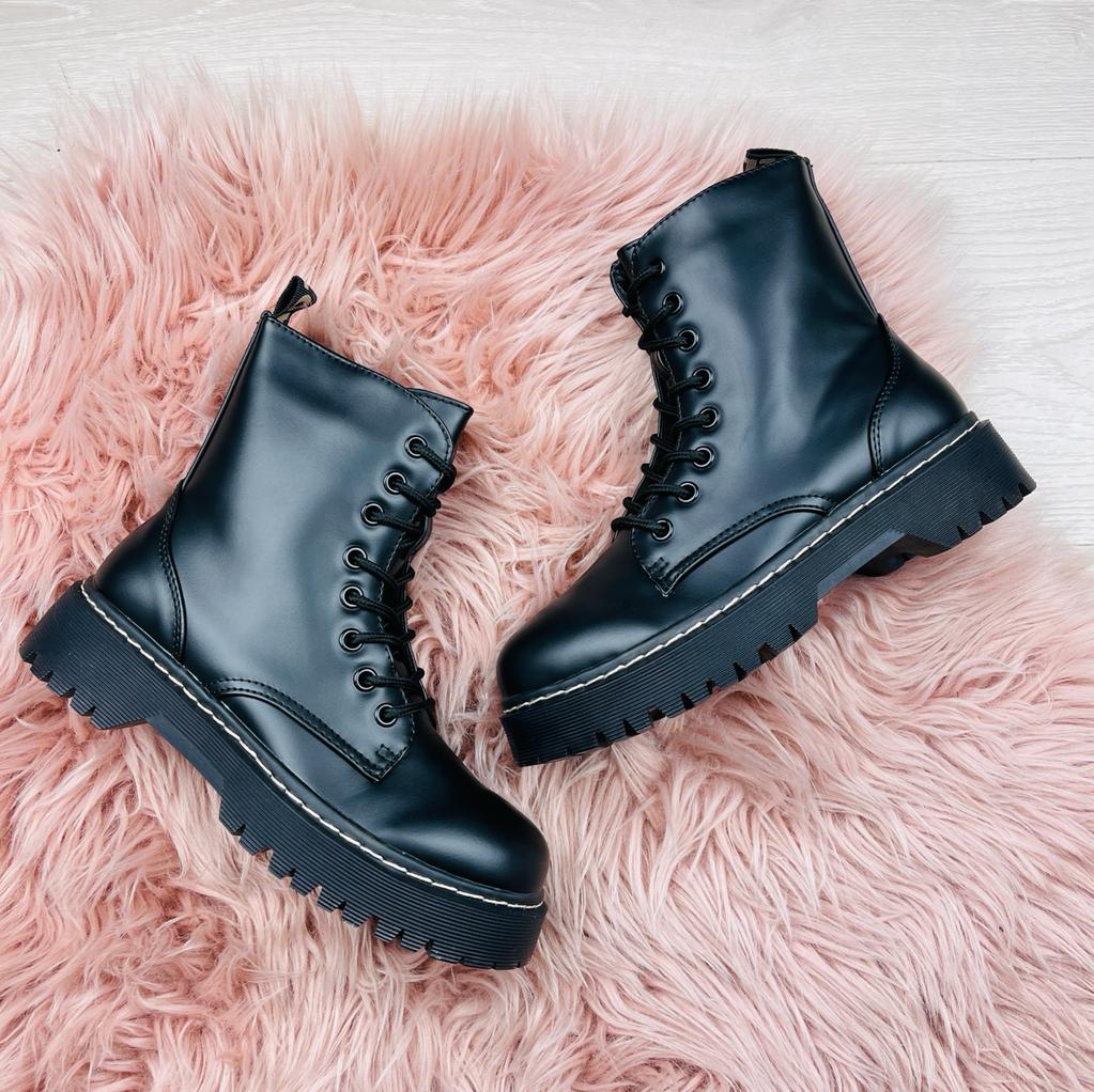 Valenzora | Glänzende schwarze Stiefel