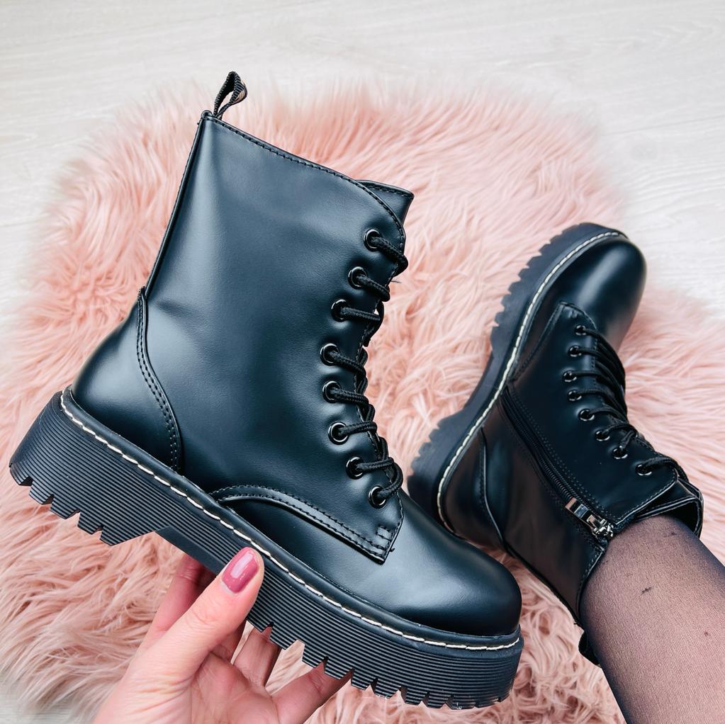 Valenzora | Glänzende schwarze Stiefel