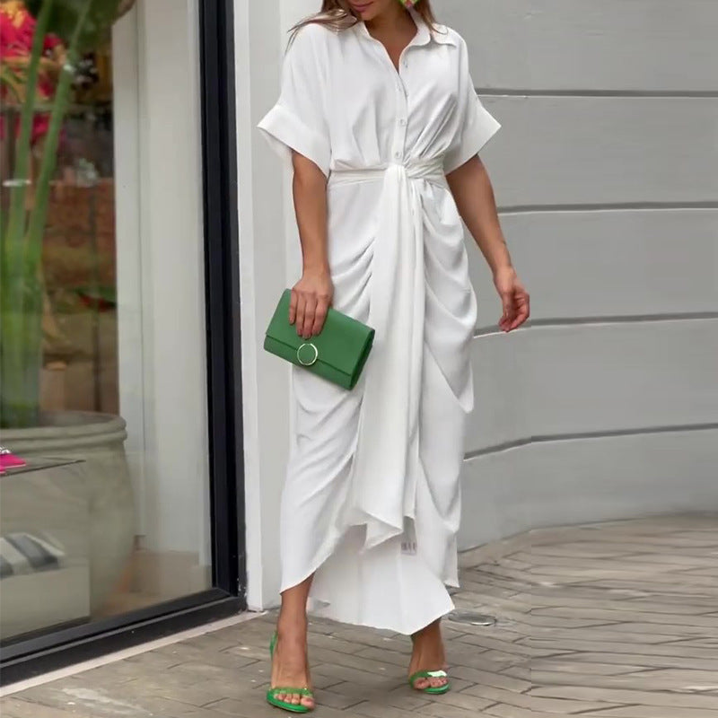 Kleid mit V-Ausschnitt und Taillenband
