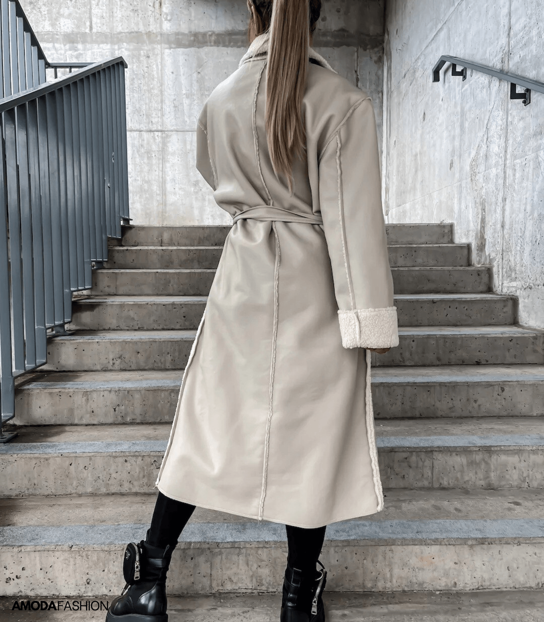 Made of leather and fleece, with laces