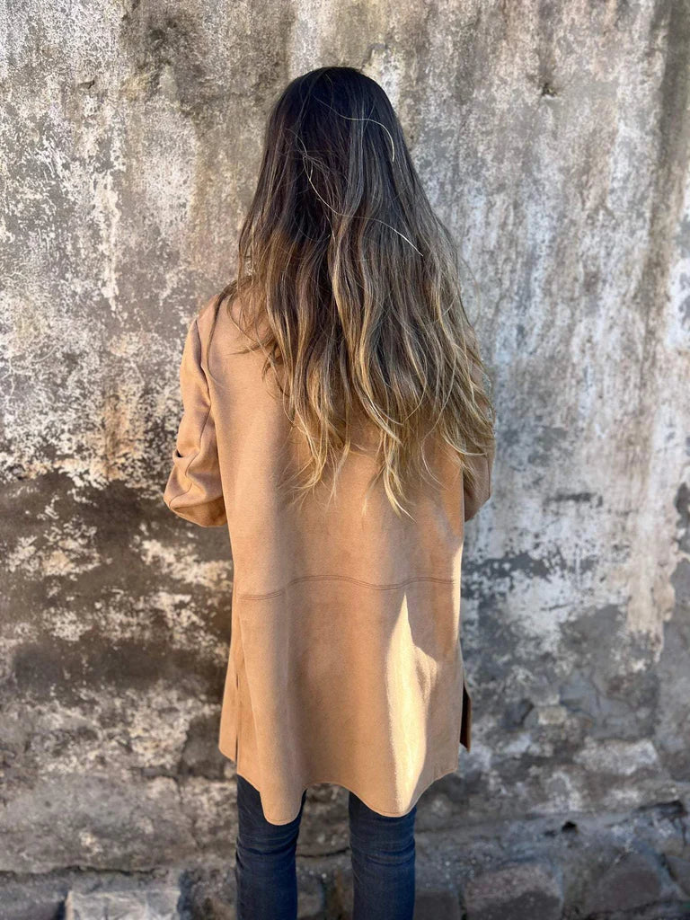 Valenzora | Wildlederblazer für Damen – taillierte, kamelfarbene Jacke mit Knöpfen und Taschen