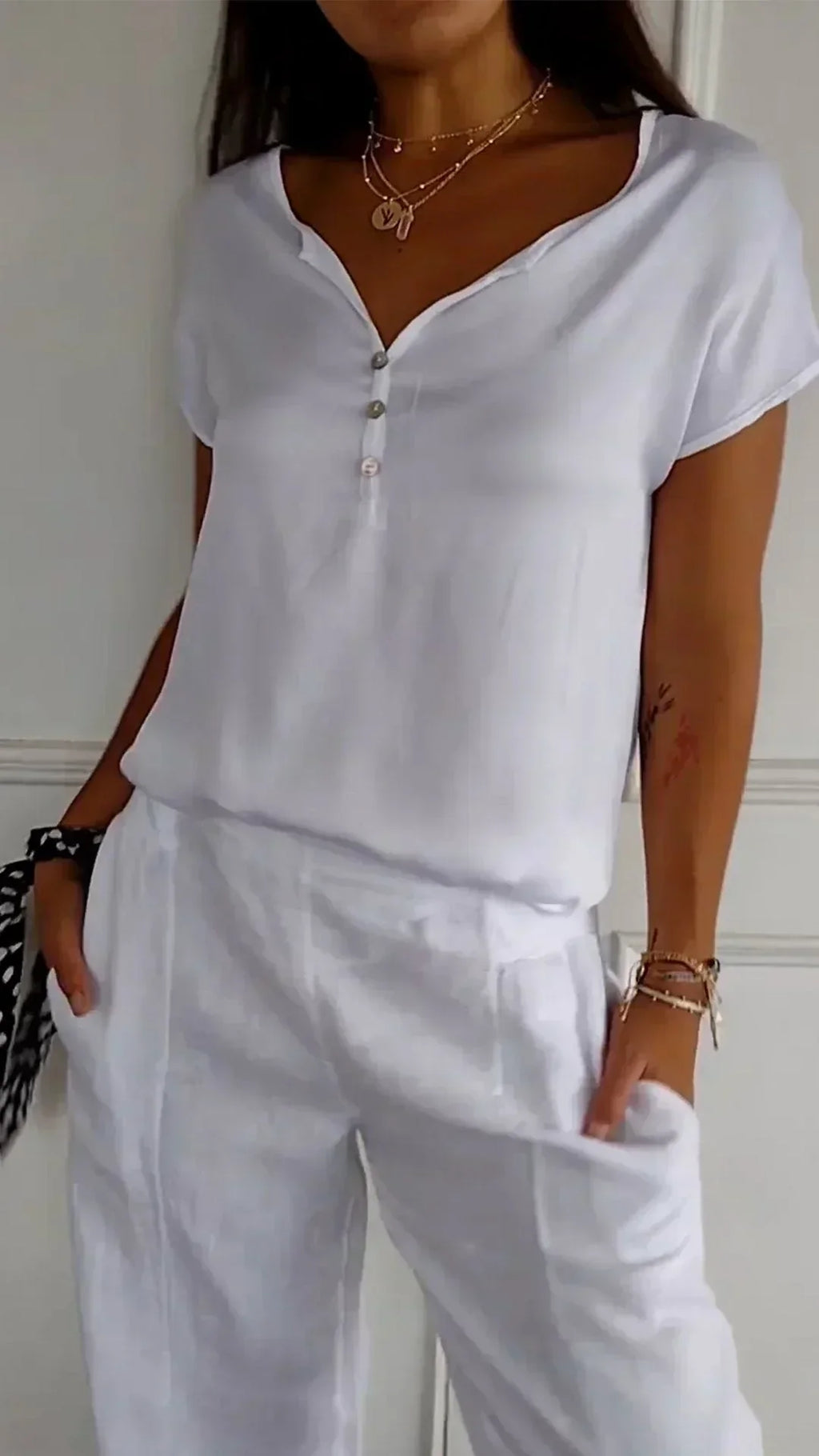 Valenzora | Satin top with V-neck and button closure