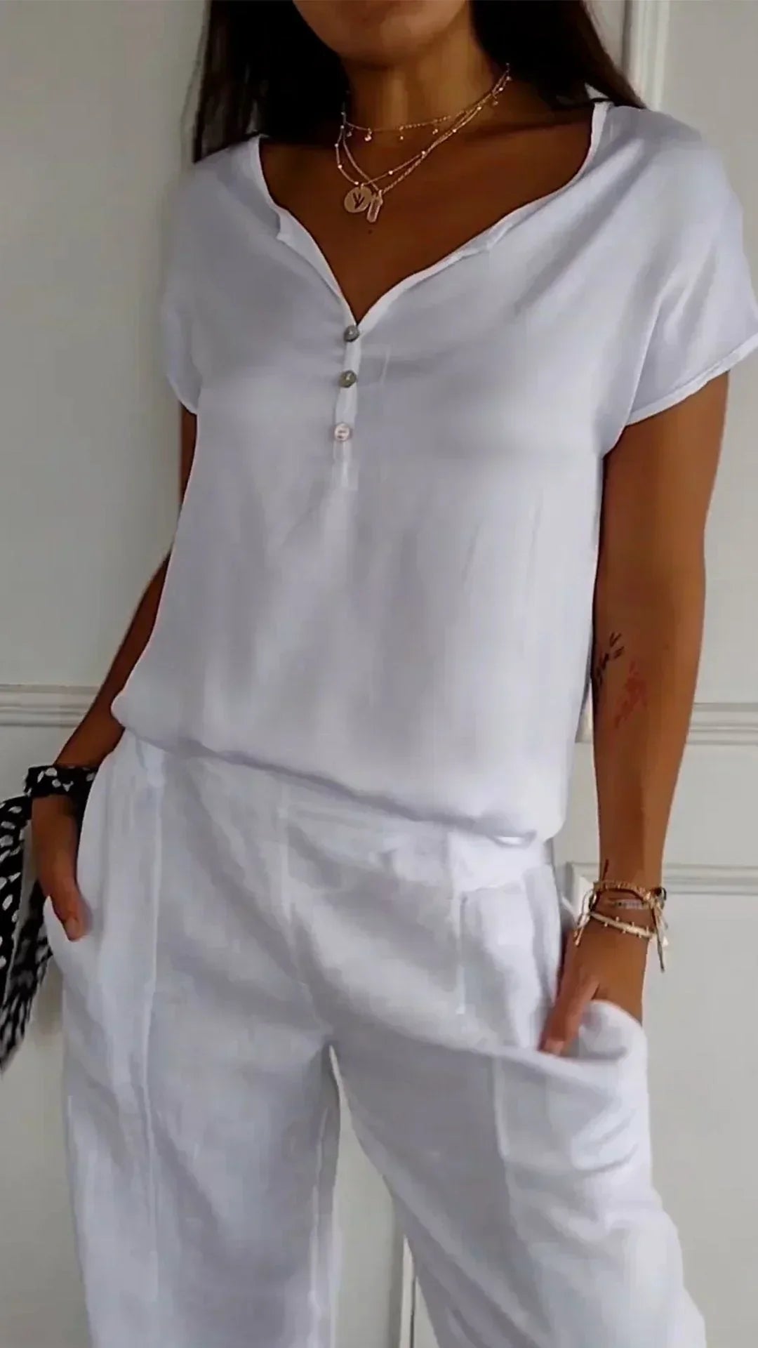 Valenzora | Satin top with V-neck and button closure