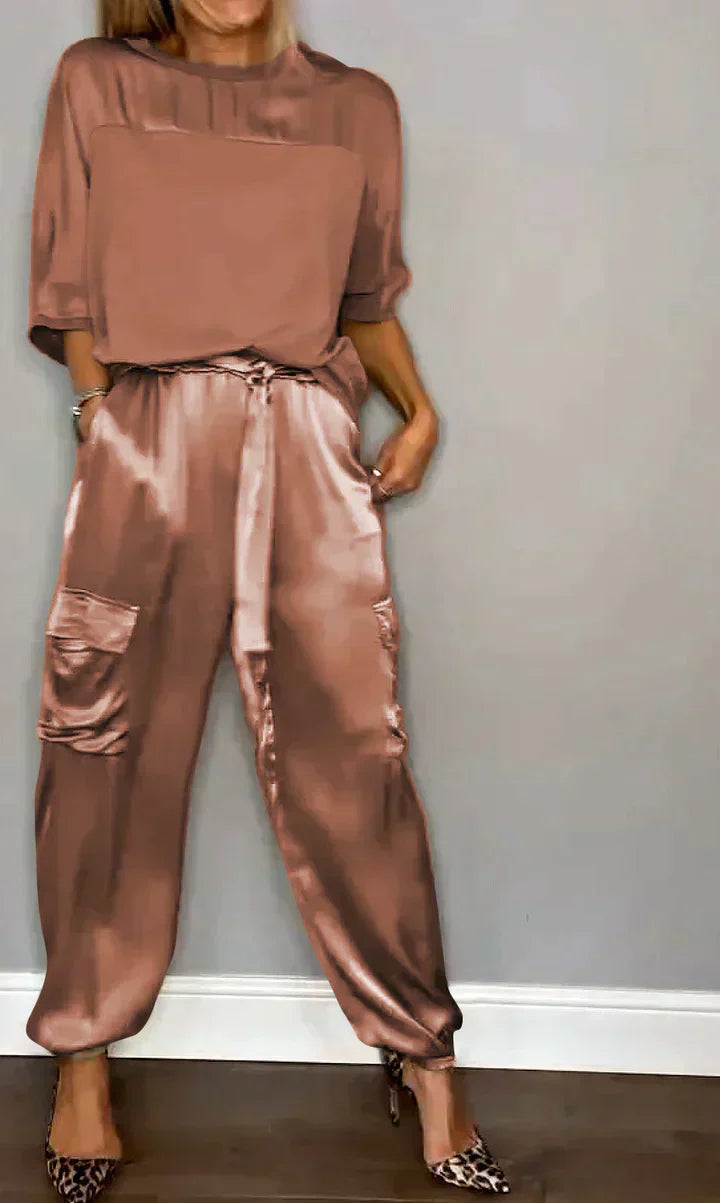 Valenzora | Jumpsuit aus geschmeidigem Satin mit mittellangem Oberteil und Hose für Damen