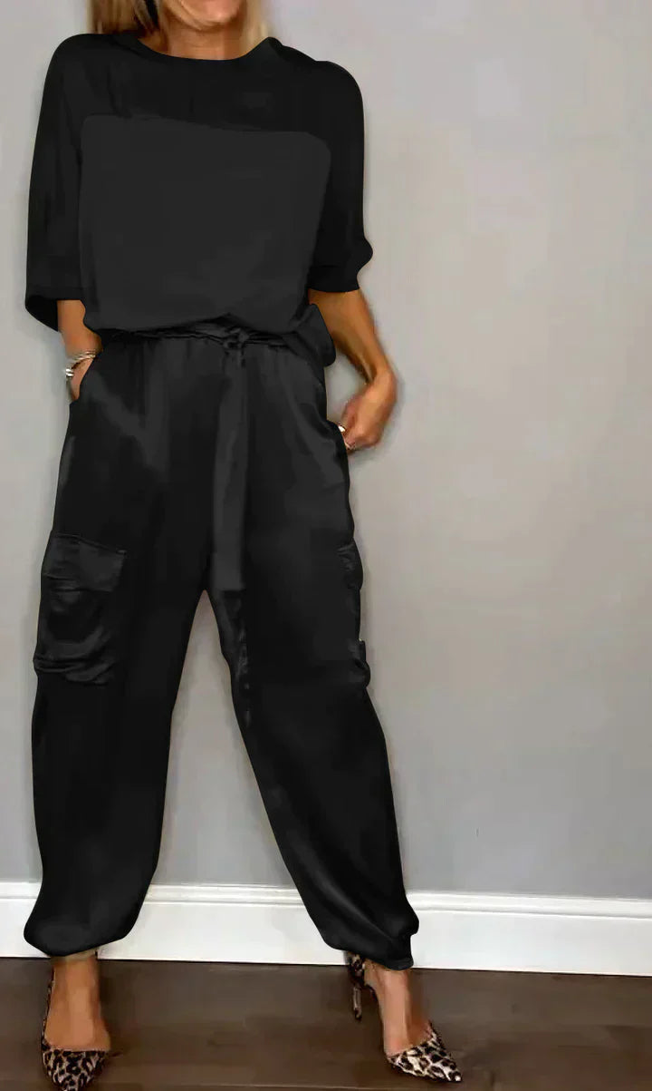 Valenzora | Jumpsuit aus geschmeidigem Satin mit mittellangem Oberteil und Hose für Damen