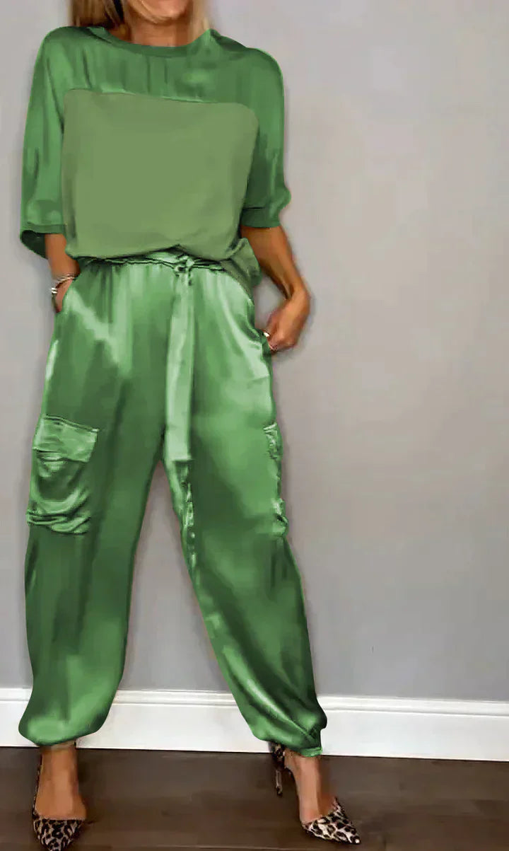 Valenzora | Jumpsuit aus geschmeidigem Satin mit mittellangem Oberteil und Hose für Damen