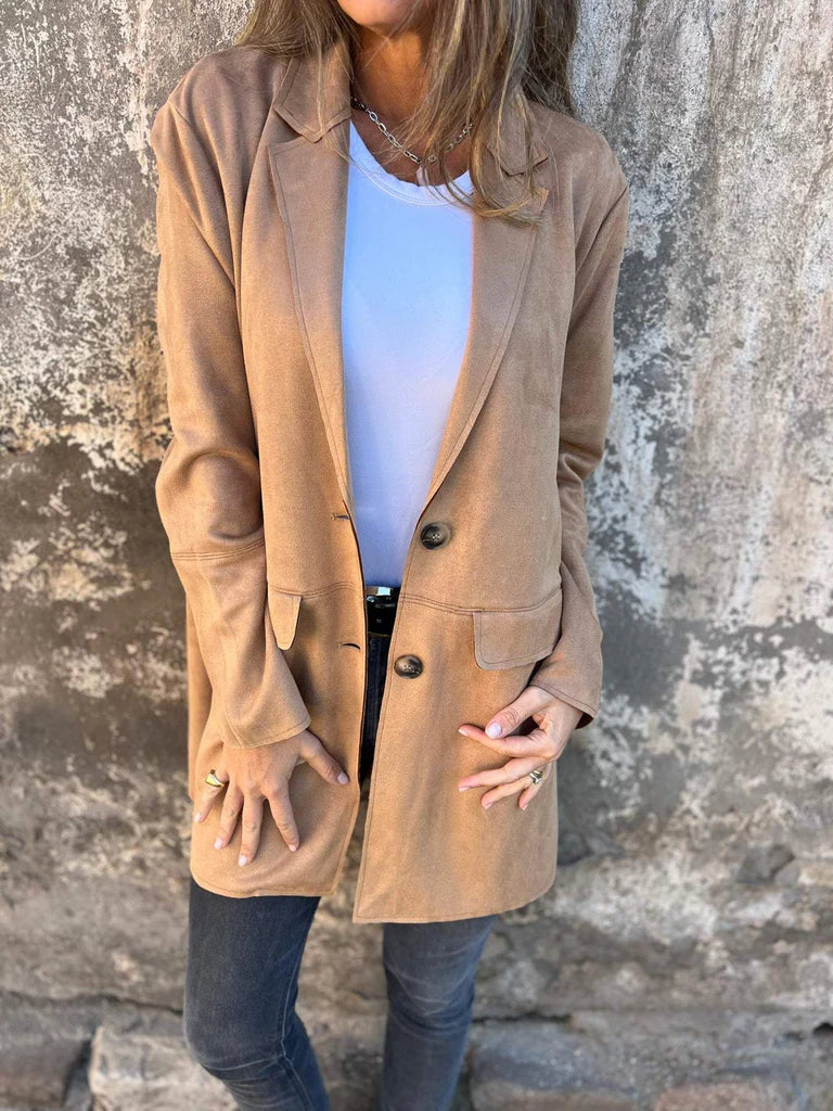 Valenzora | Wildlederblazer für Damen – taillierte, kamelfarbene Jacke mit Knöpfen und Taschen