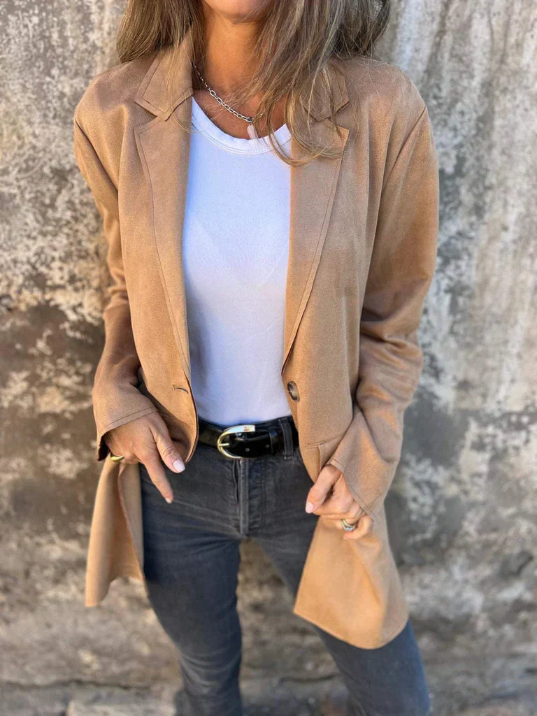 Valenzora | Wildlederblazer für Damen – taillierte, kamelfarbene Jacke mit Knöpfen und Taschen