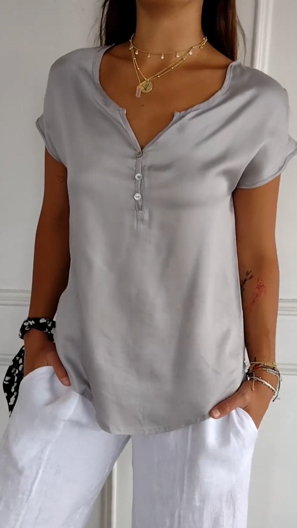 Valenzora | Timeless elegance T-shirt V-neck