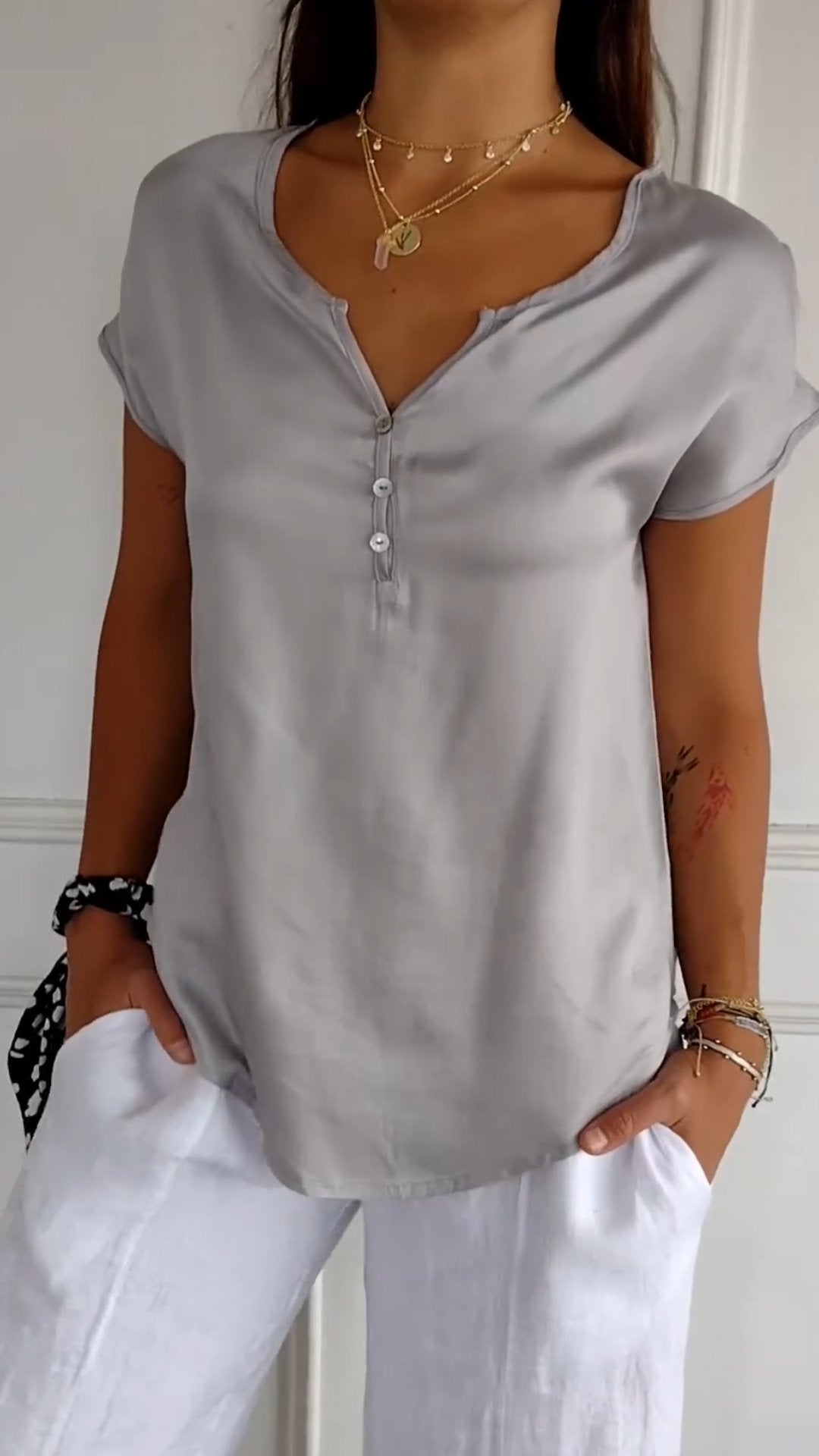 Valenzora | Timeless elegance T-shirt V-neck