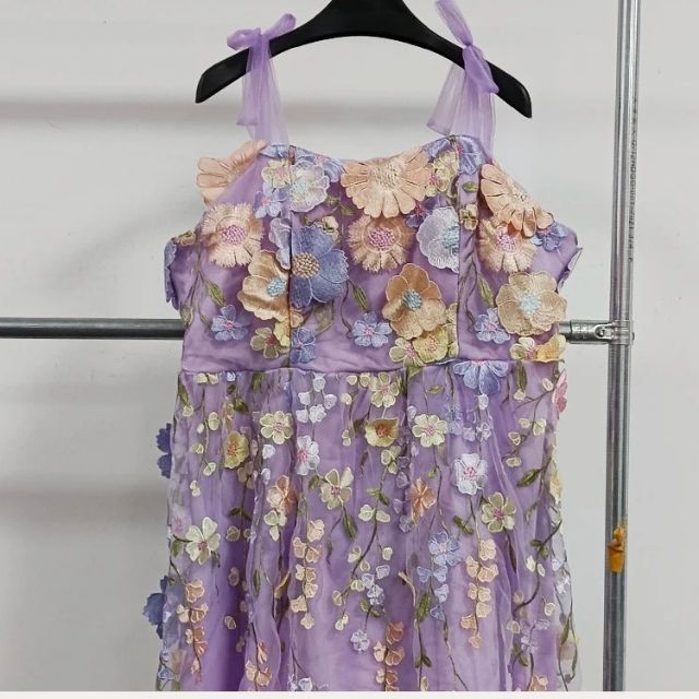 Valenzora | Cocktail dress with floral appliqués