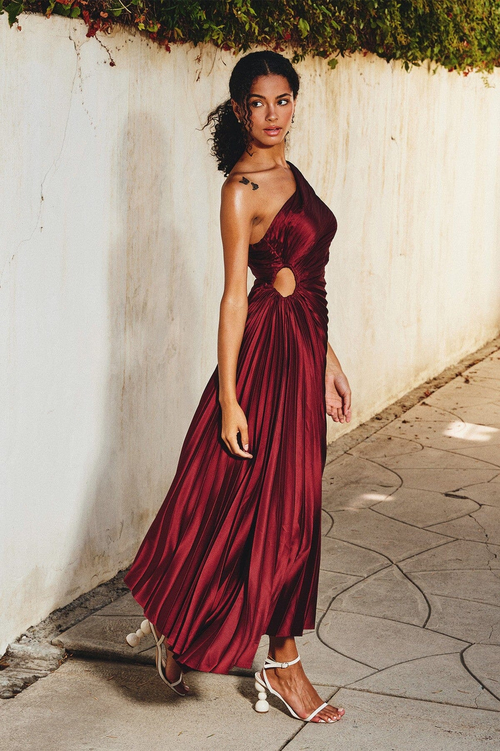 Valenzora | One-Shoulder-Plisseekleid in Midilänge