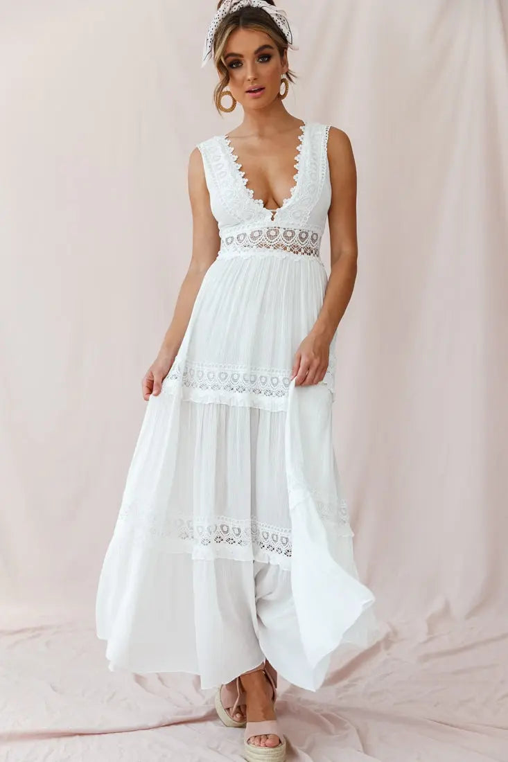 Valenzora | Weißes Boho Maxikleid mit Häkeleinsätzen & tiefem V-Ausschnitt