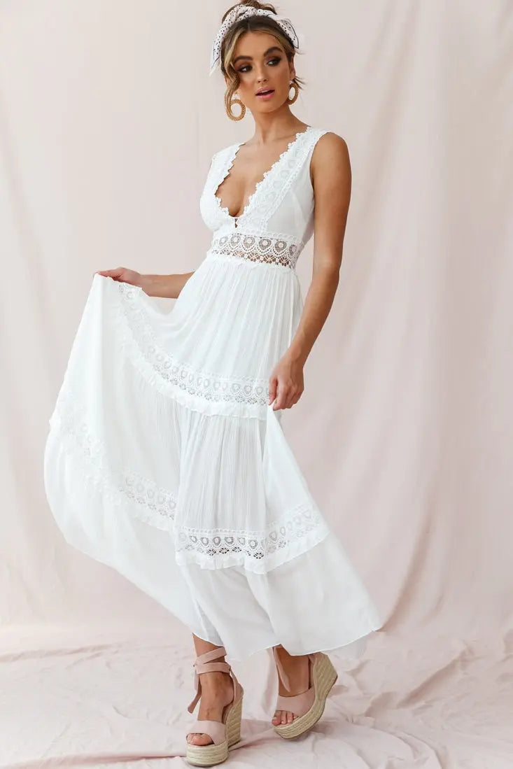Valenzora | Weißes Boho Maxikleid mit Häkeleinsätzen & tiefem V-Ausschnitt