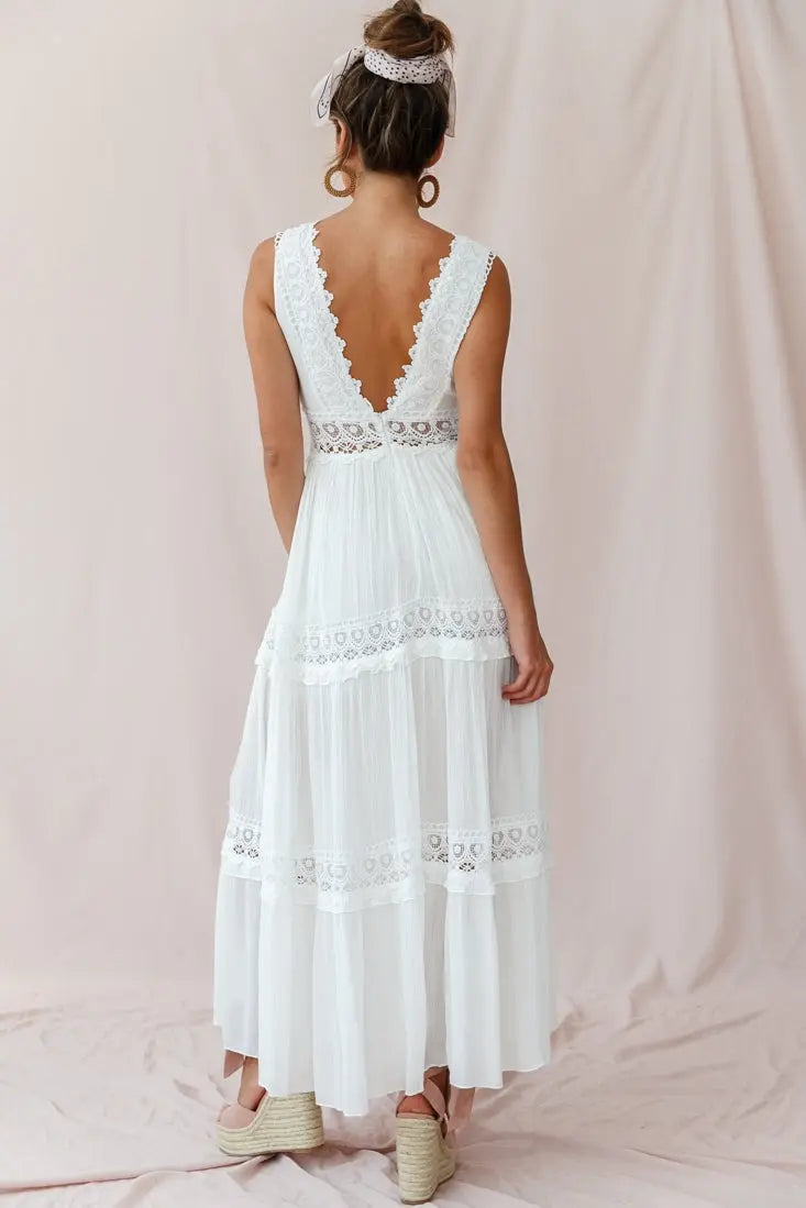 Valenzora | Weißes Boho Maxikleid mit Häkeleinsätzen & tiefem V-Ausschnitt