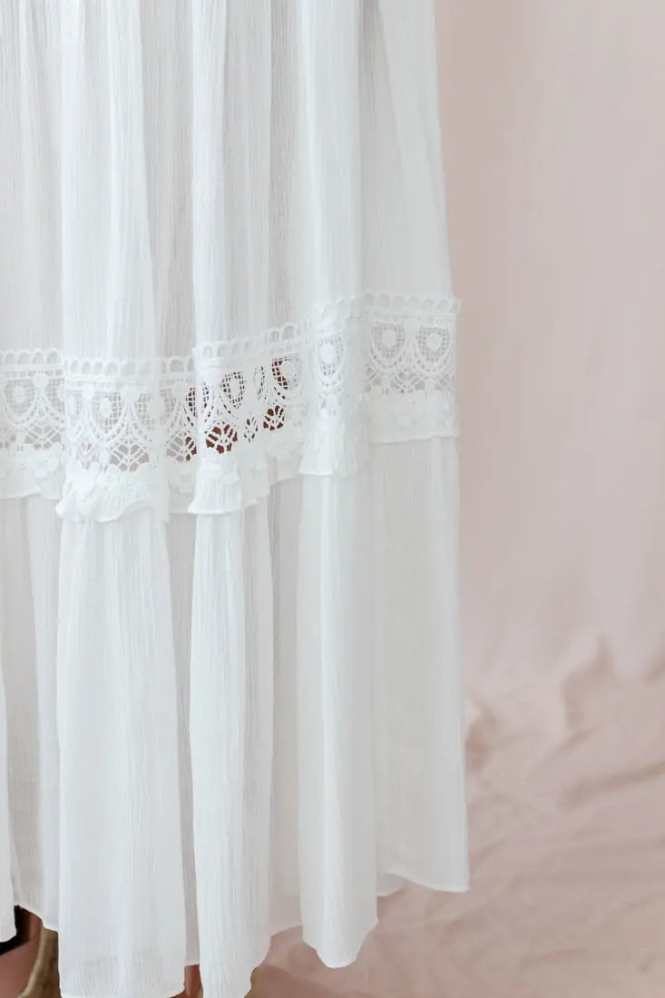 Valenzora | Weißes Boho Maxikleid mit Häkeleinsätzen & tiefem V-Ausschnitt