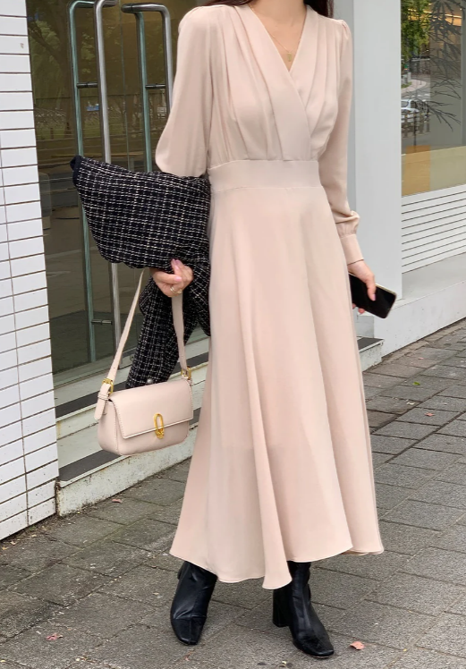Elegant dress with puff sleeves and V-neck in an A-line silhouette