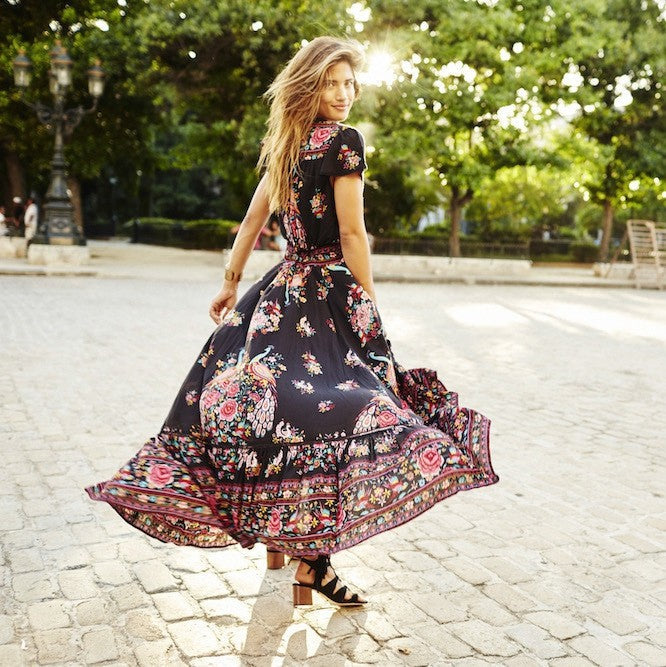 Valenzora | Kurzärmeliges, tief ausgeschnittenes Gypsy-Kleid mit Ethno-Print
