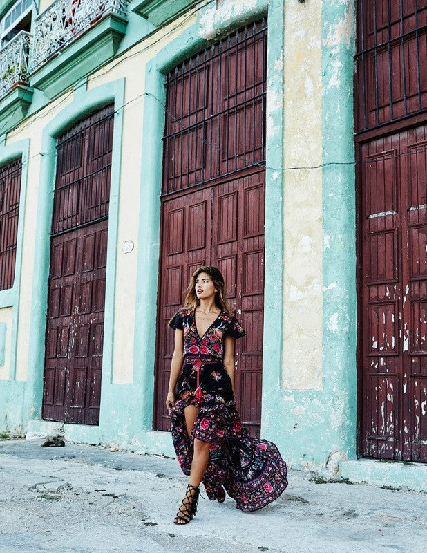 Valenzora | Kurzärmeliges, tief ausgeschnittenes Gypsy-Kleid mit Ethno-Print