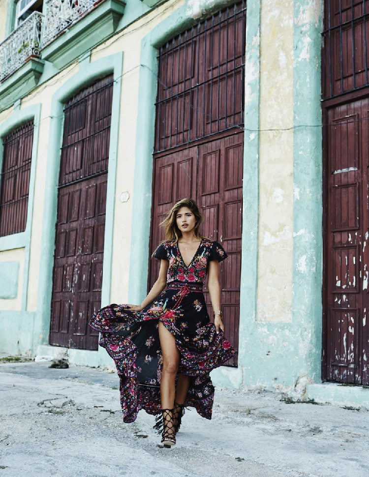 Valenzora | Kurzärmeliges, tief ausgeschnittenes Gypsy-Kleid mit Ethno-Print