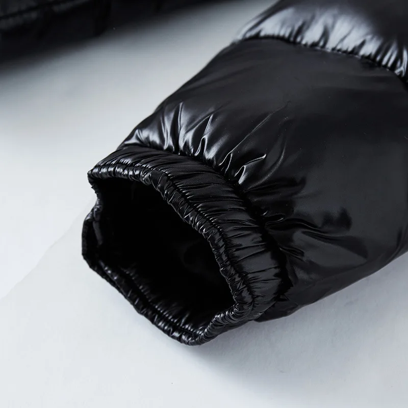 Schwarze Glanzdaunenjacke