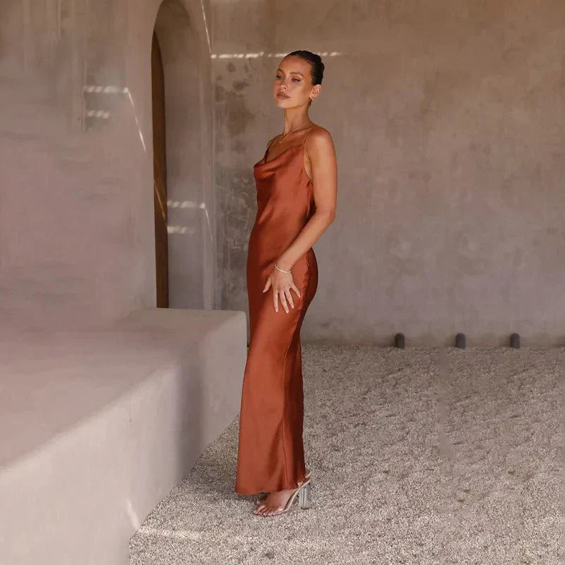 Valenzora | Timeless satin dress with open back and elegant design