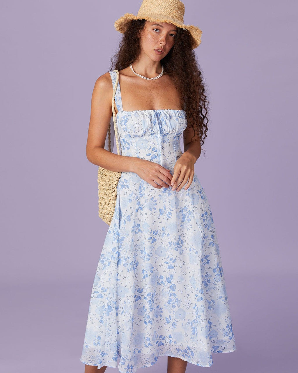 Blaues Midikleid mit Blumenmuster und eckigem Ausschnitt