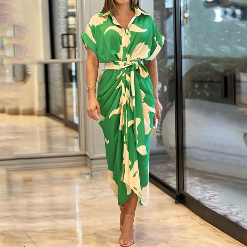 Kleid mit V-Ausschnitt und Taillenband