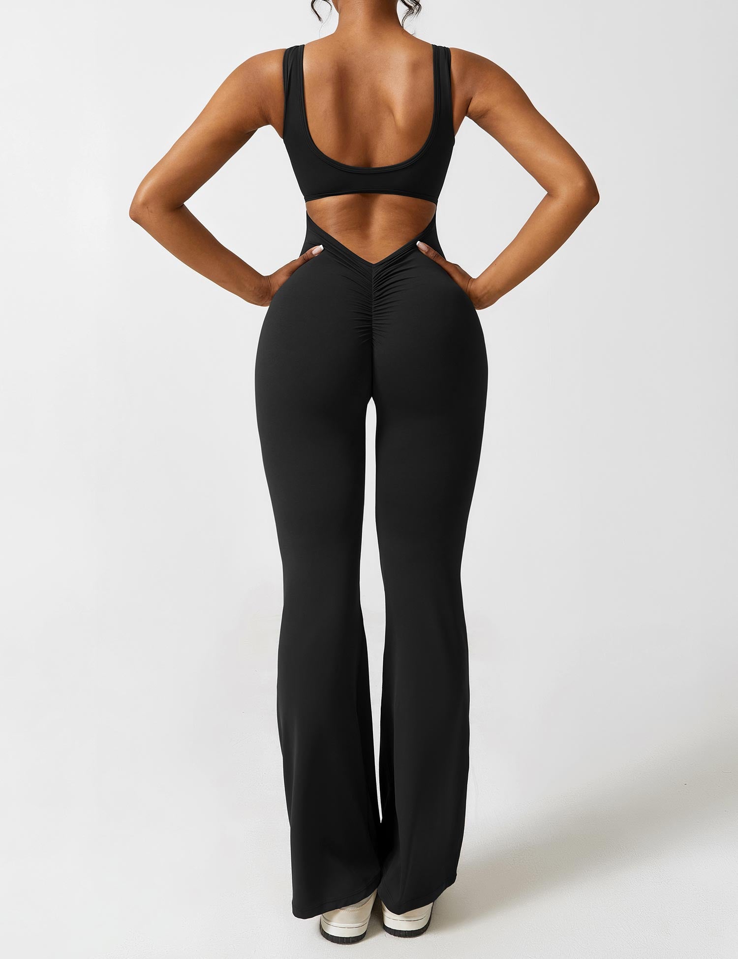 Valenzora | Jumpsuit mit V-Rücken und ausgestelltem Bein