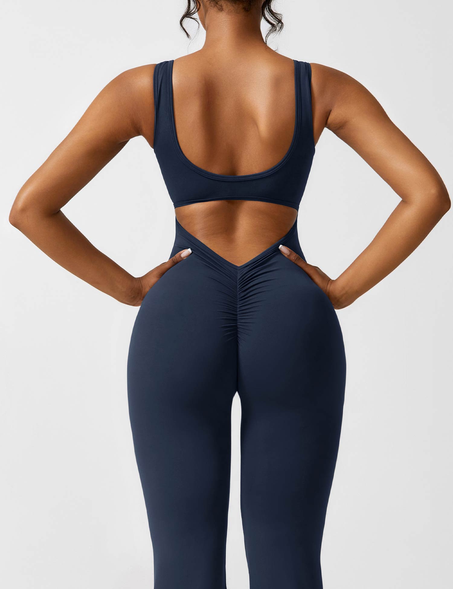 Valenzora | Jumpsuit mit V-Rücken und ausgestelltem Bein