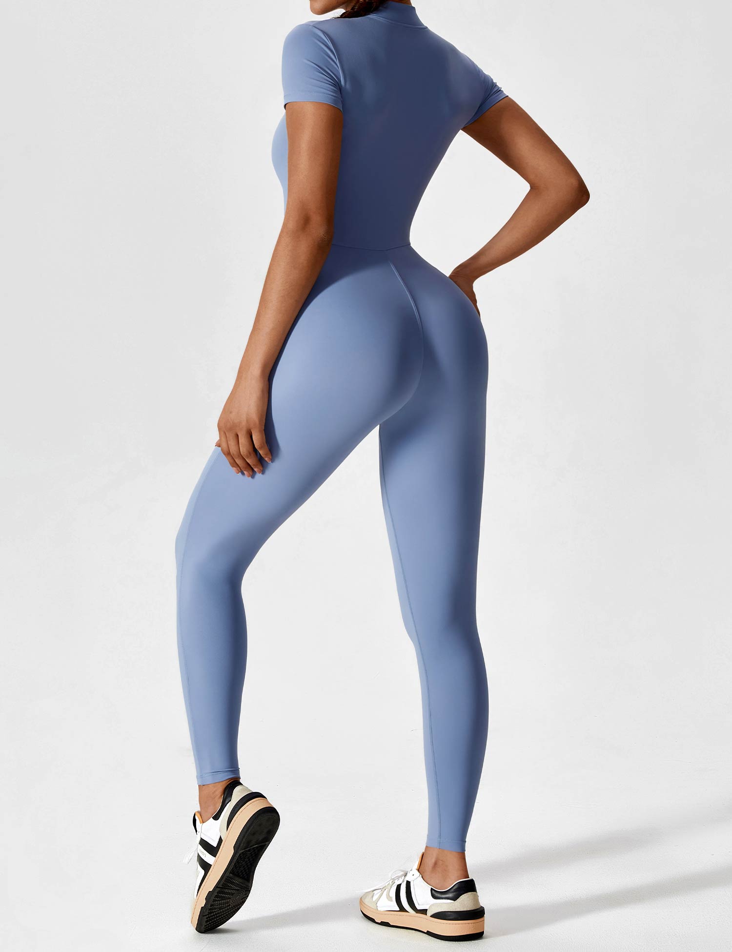 LenaFit – Kurzärmlige Jumpsuits mit Reißverschluss