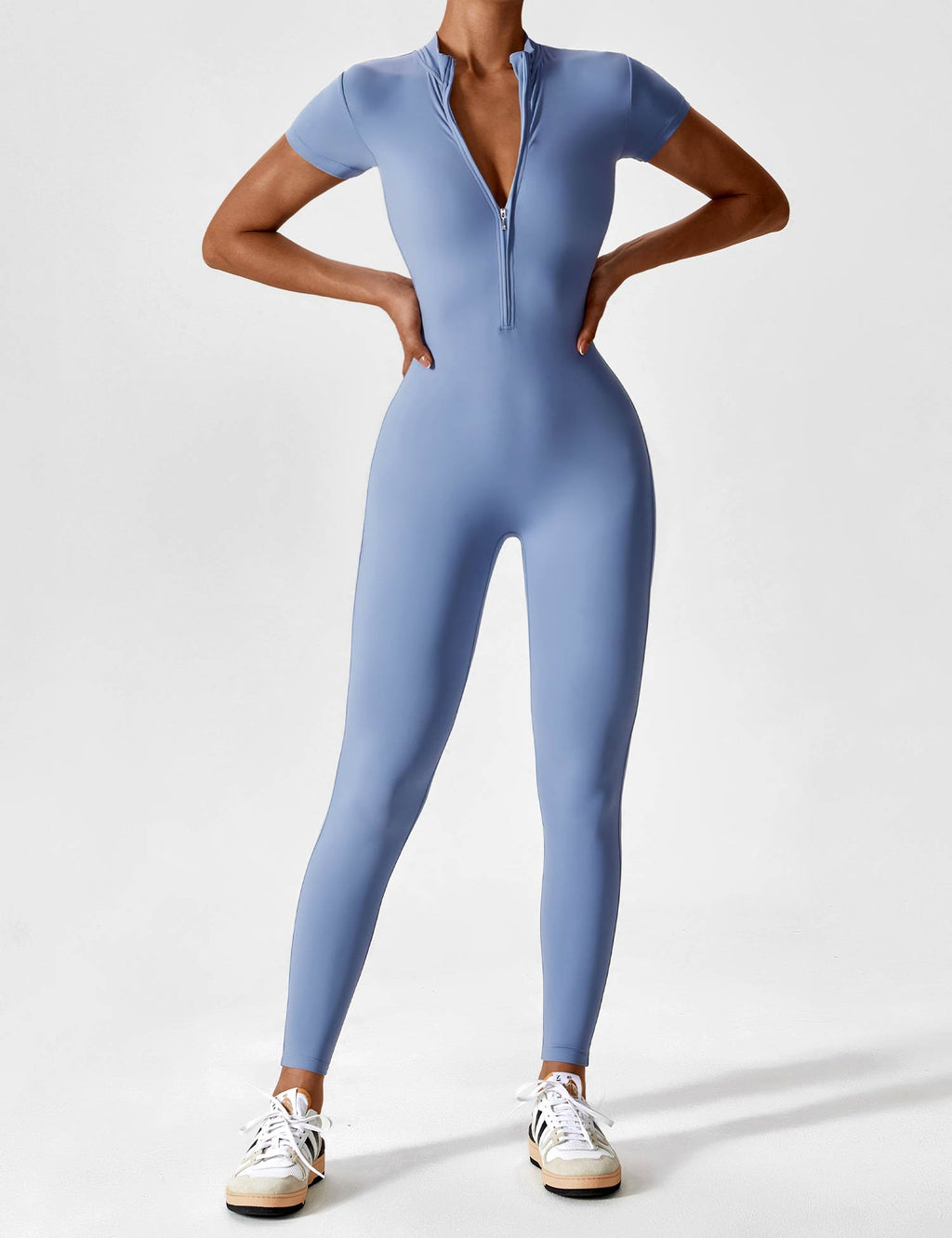 LenaFit – Kurzärmlige Jumpsuits mit Reißverschluss