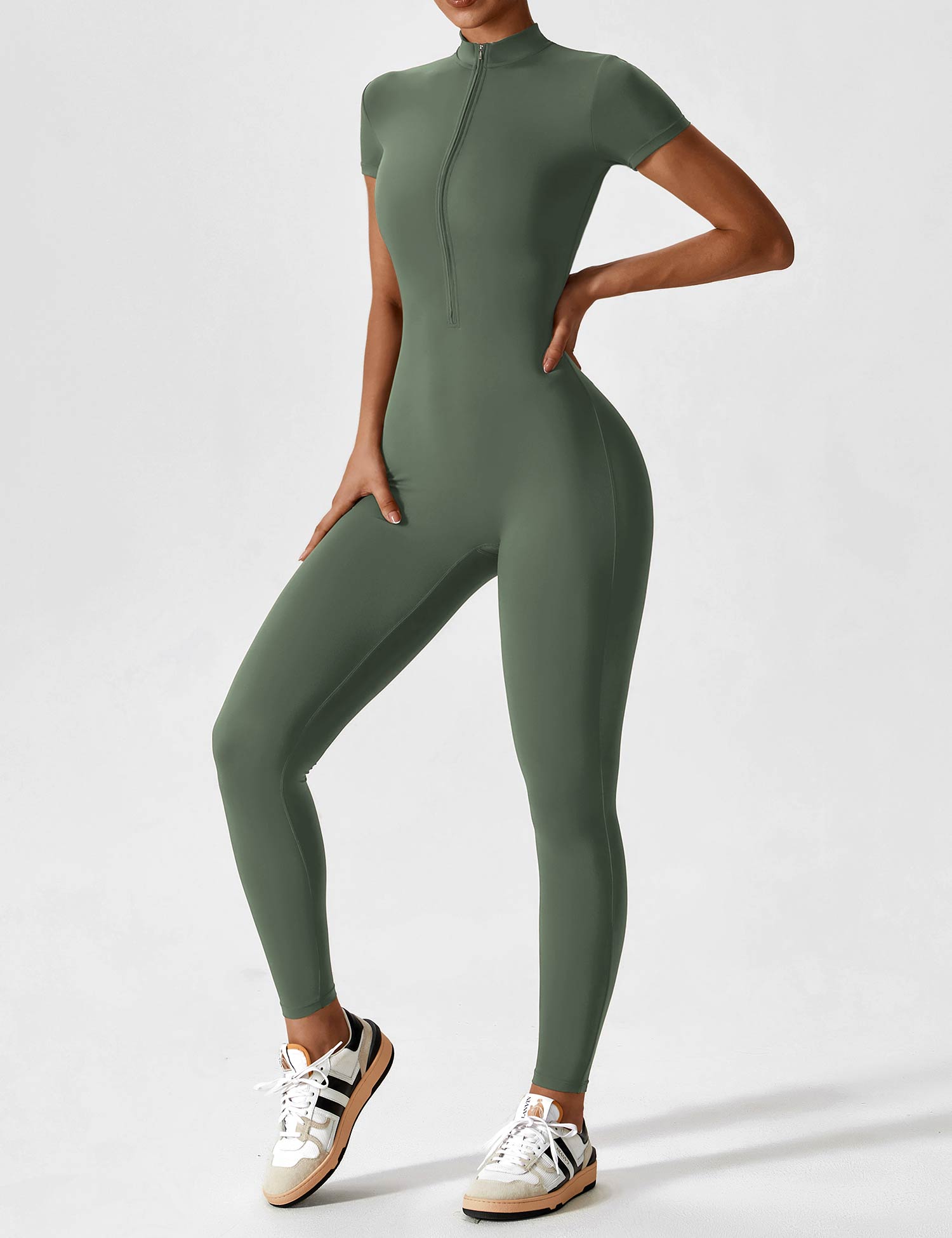 LenaFit – Kurzärmlige Jumpsuits mit Reißverschluss