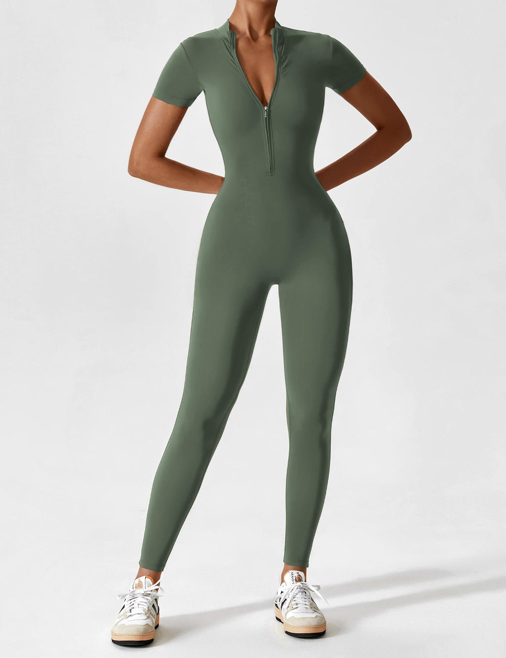 LenaFit – Kurzärmlige Jumpsuits mit Reißverschluss
