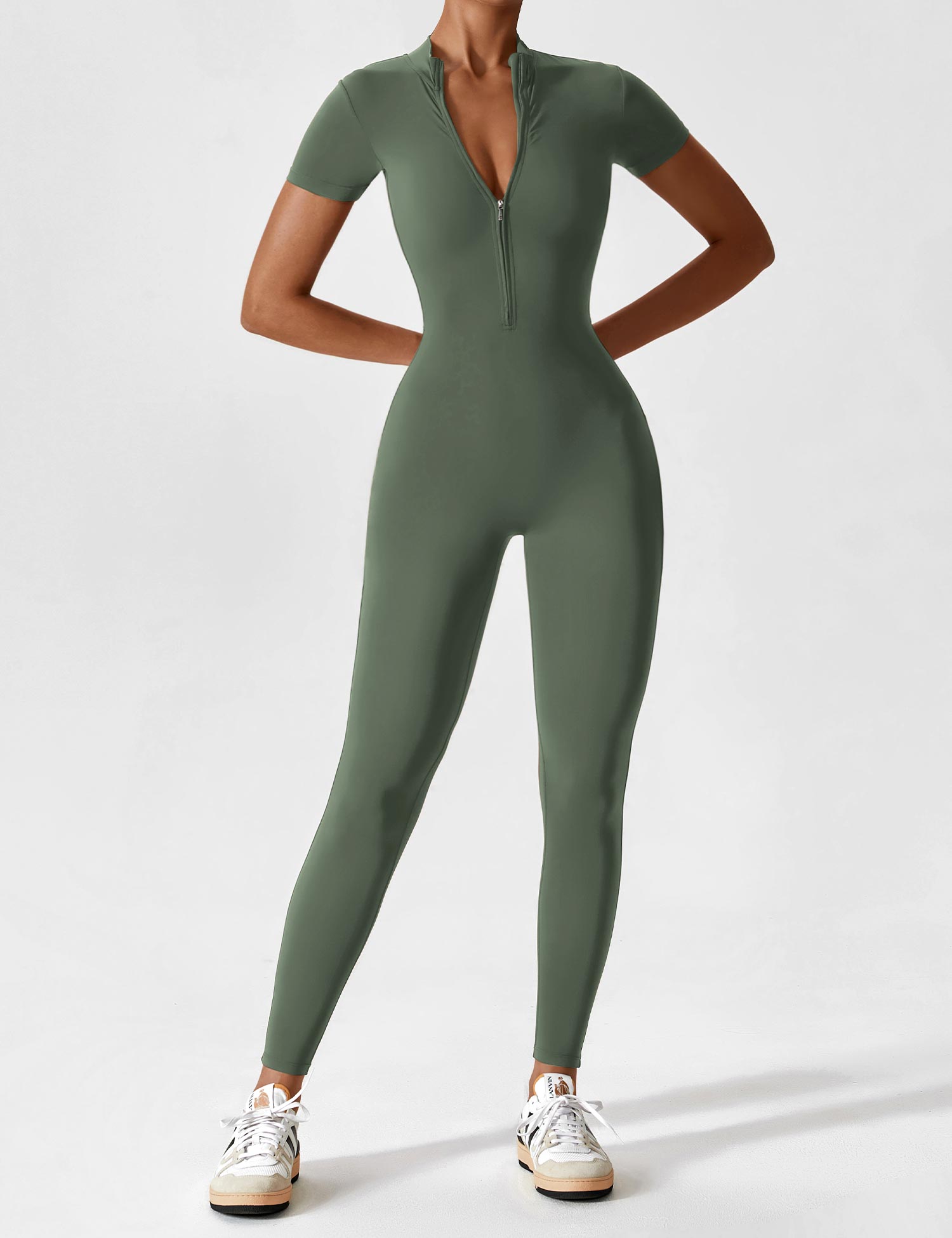 LenaFit – Kurzärmlige Jumpsuits mit Reißverschluss