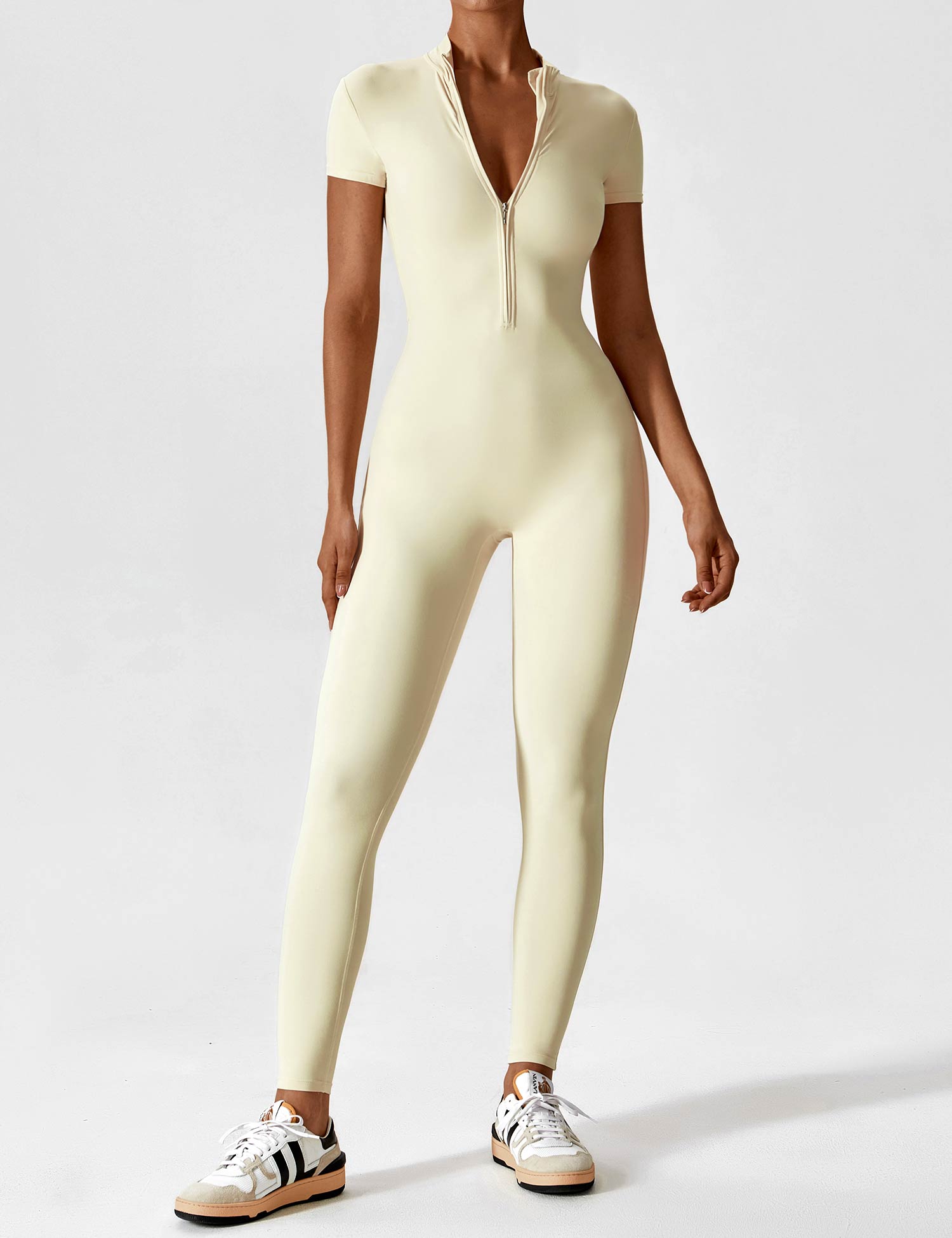 LenaFit – Kurzärmlige Jumpsuits mit Reißverschluss