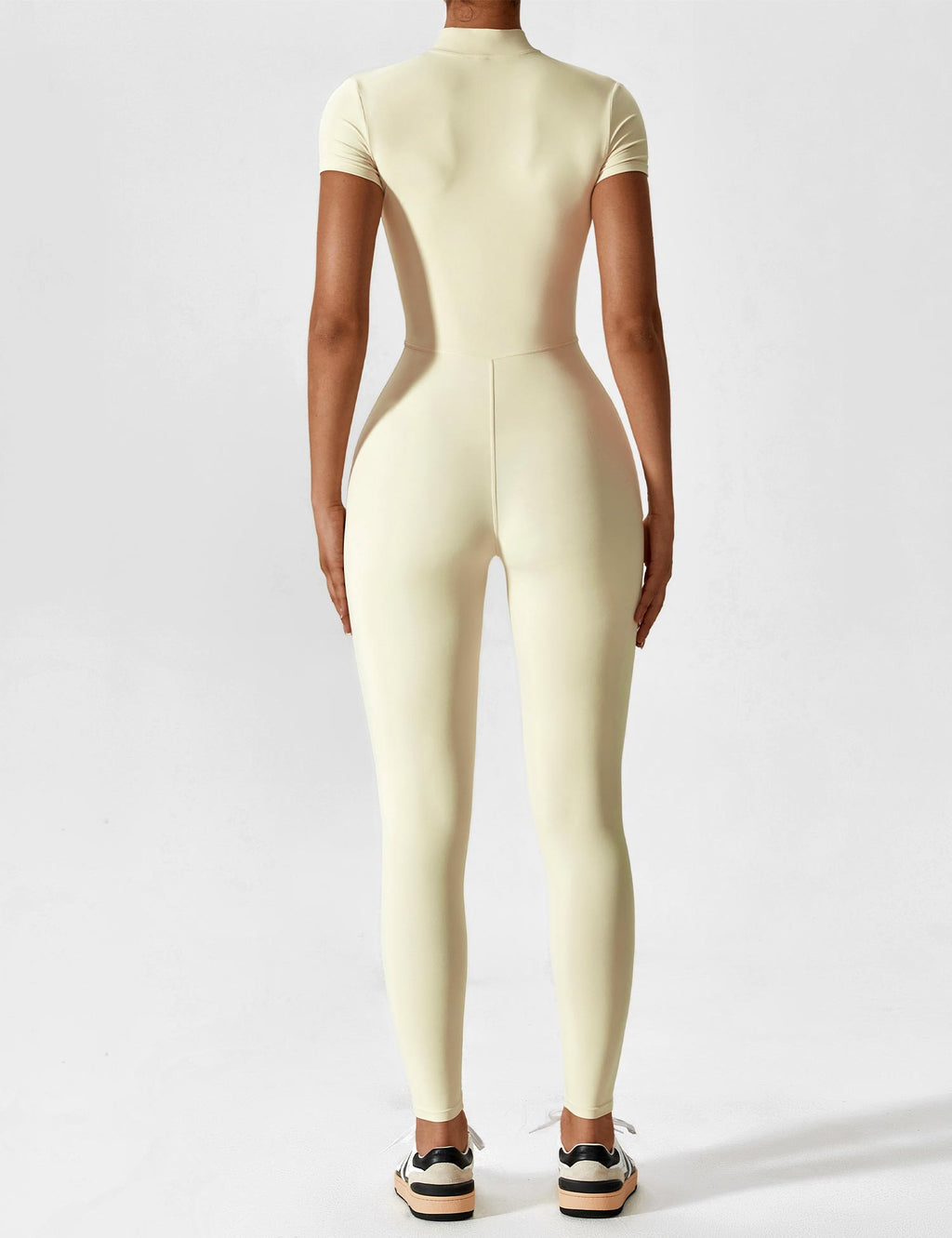 LenaFit – Kurzärmlige Jumpsuits mit Reißverschluss