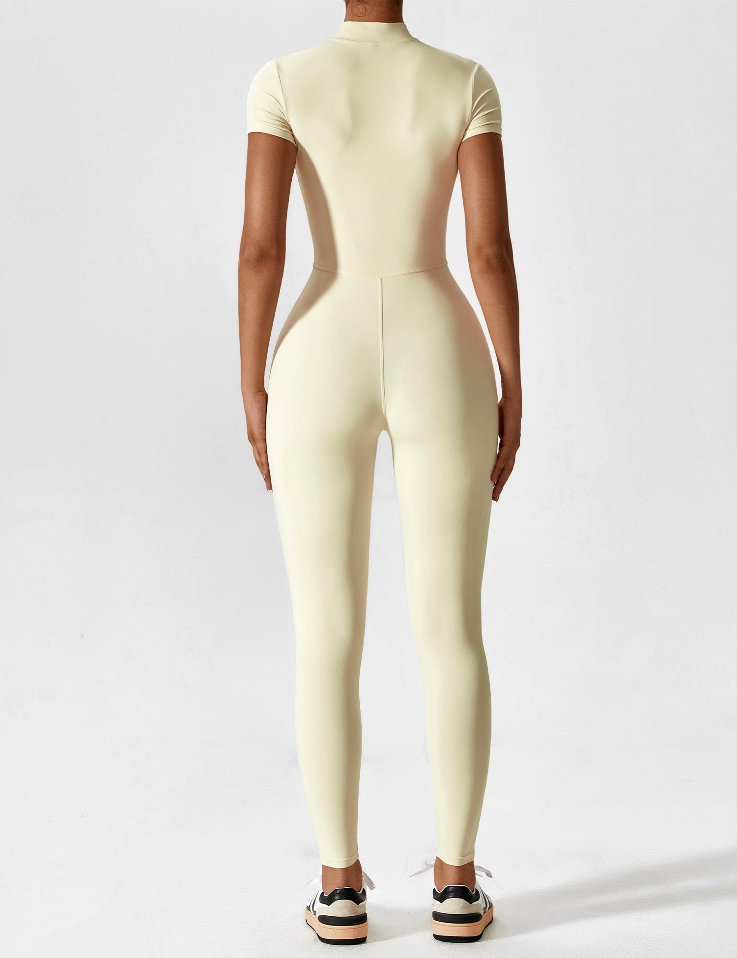 LenaFit – Kurzärmlige Jumpsuits mit Reißverschluss