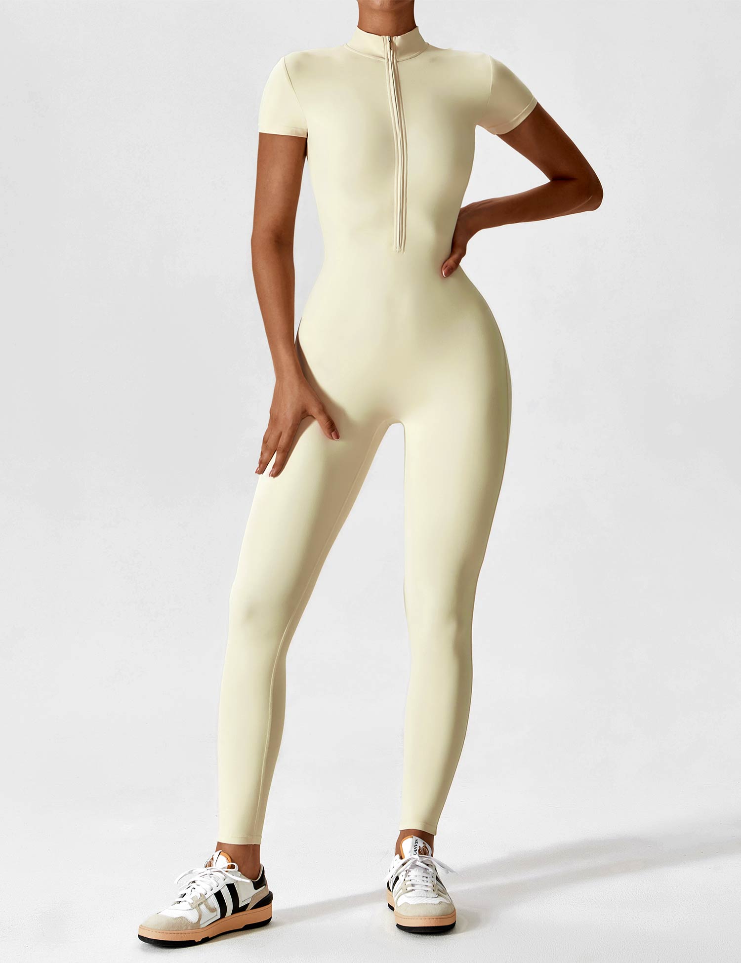 LenaFit – Kurzärmlige Jumpsuits mit Reißverschluss