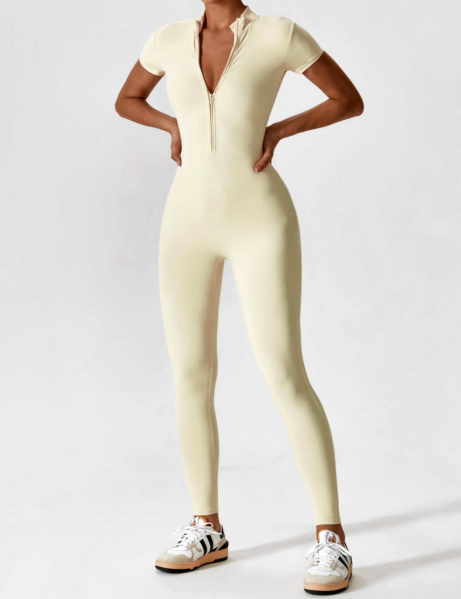 LenaFit – Kurzärmlige Jumpsuits mit Reißverschluss